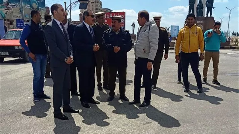 محافظ كفرالشيخ يتفقد أعمال تطهير حواجز ترعة ميت يزيد بشرق العاصمة.. بالصور