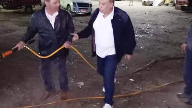 أبوالعزم يقود حملة تطهير لمنشآت وشوارع فاقوس ليلا أثناء الحظر.. بالصور