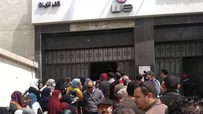 زحام شديد فى فروع المصرية للاتصالات بالغربية والمواطنون يستغيثون بالمحافظ