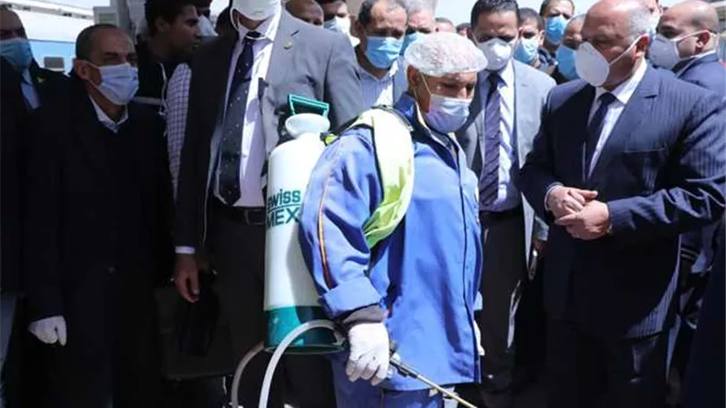 قيادات السكة الحديد يستقبلون «الوزير» بالكمامات .. صور
