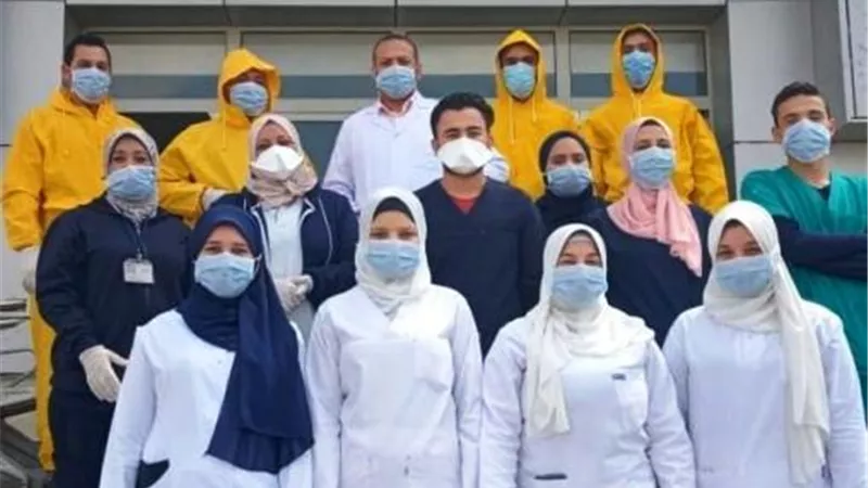 أطباء مستشفى بدر بجامعة حلوان يوجهون رسالة للمواطنين بسبب كورونا.. بالصور