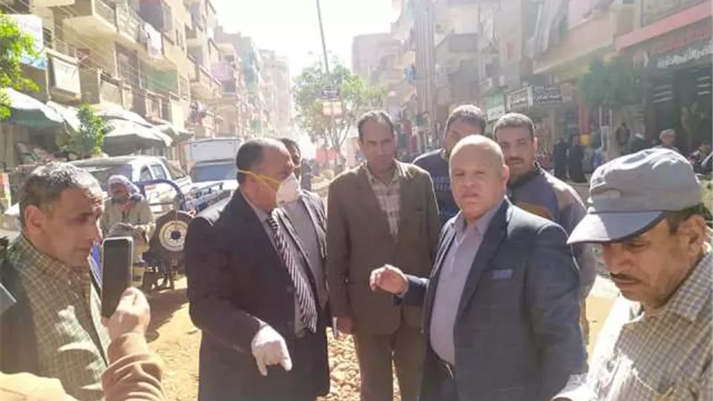 على هامش الحظر- رفع كفاءة الشوارع بمدينة منفلوط بأسيوط...صور