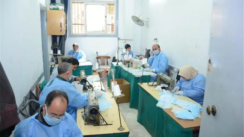 رئيس جامعة طنطا يتفقد انتاج الكمامات الطبية والتوزيع مجانا