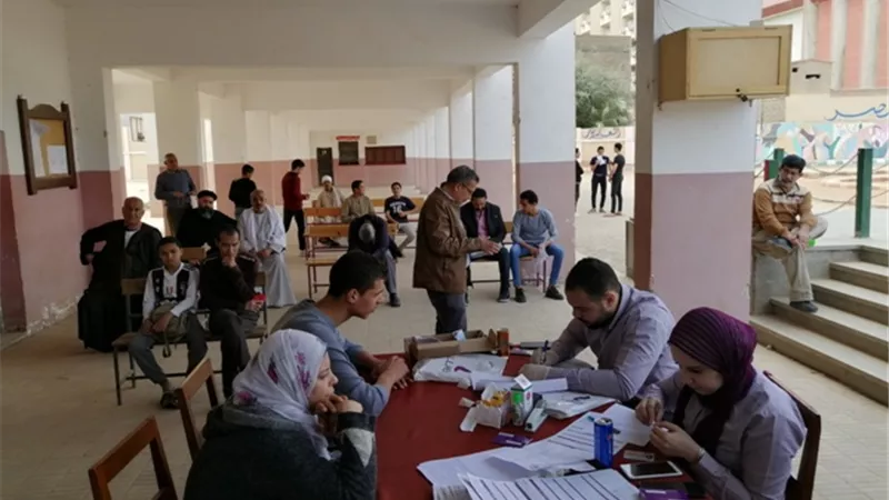 مدارس أسيوط تسلم شرائح تابلت الثانوية العامة لأولياء الأمر