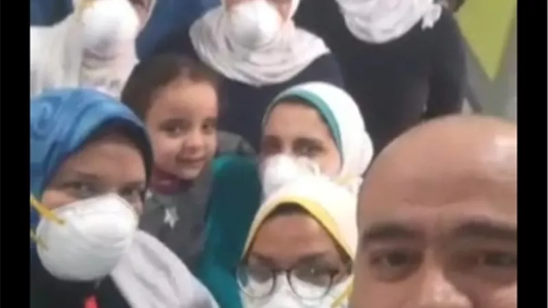 فيديو الإحتفال بشفاء الحاله رقم 20 من فيروس الكورونا بمستشفى العزل بالعجمى