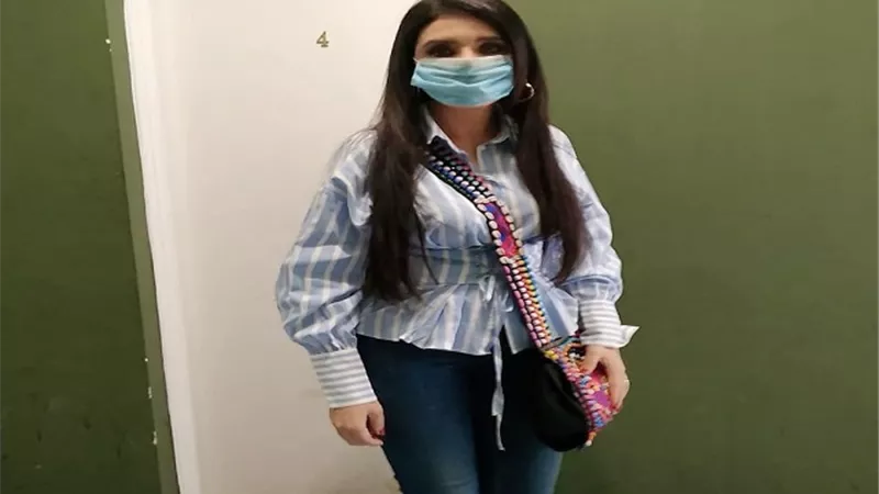 دينا بالكمامة.. 