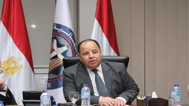 وزير المالية يعلن زيادة الأجور ودعم الخبز والسلع التموينية
