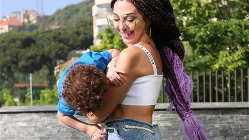 مريام فارس تشعل السوشيال ميديا من داخل المطبخ برفقة ابنها