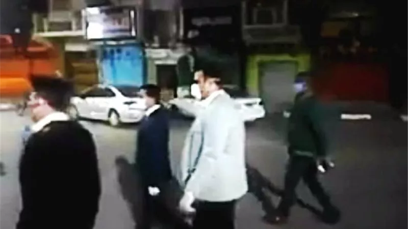 مدير أمن الوادى الجديد يدفع بسيارة لتوصيل أسرة علقت أثناء الحظر.. بالصور