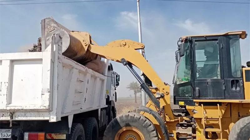 رفع 22 طنا من مخلفات تطهير الترع بأرمنت جنوب غرب الأقصر