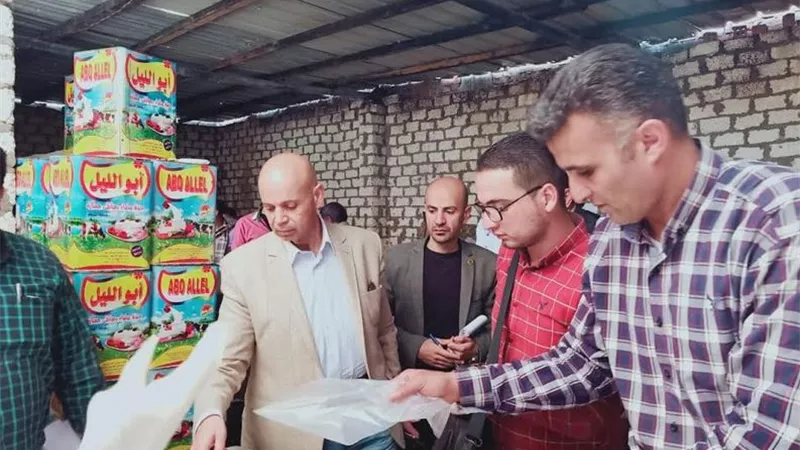 وكيل وزارة الصحة يغلق مصنعين أثناء قيادته لحملة علي المنشآت الغذائية بأولاد صقر