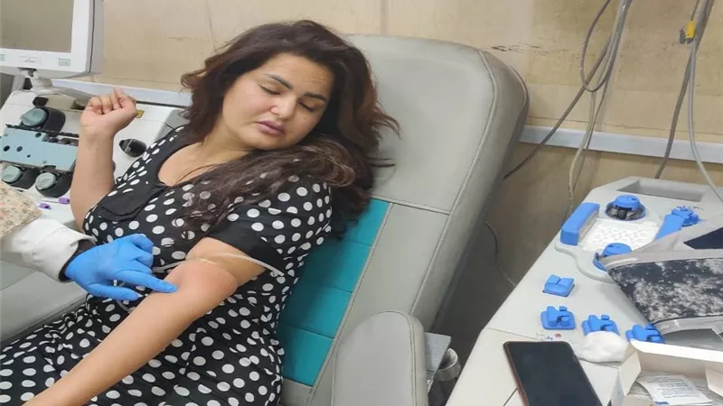 سما المصري تتبرع بالدم لمرضي معهد الأورام (صور)