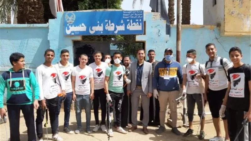 حماة الوطن بأسيوط يقود حملة تطهير وتعقيم قرية بنى حسين.. بالصور