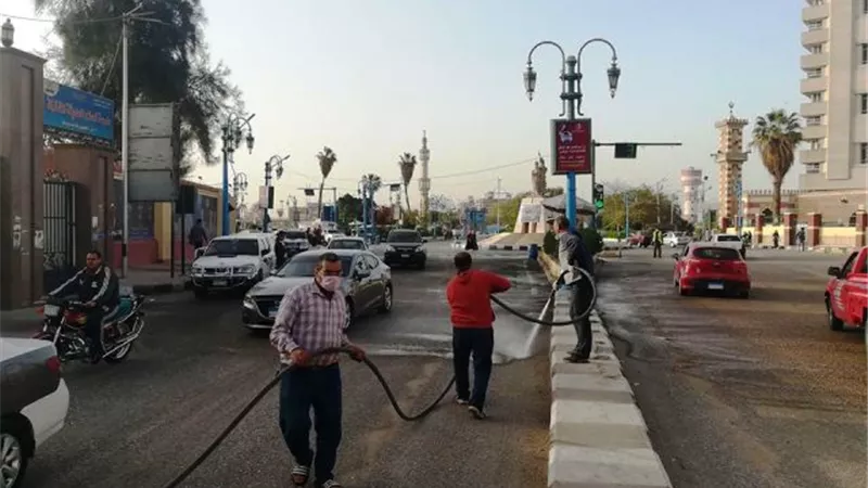 تطهير وتعقيم أطول شوارع مدينة أسيوط ضد كورونا.. بالصور