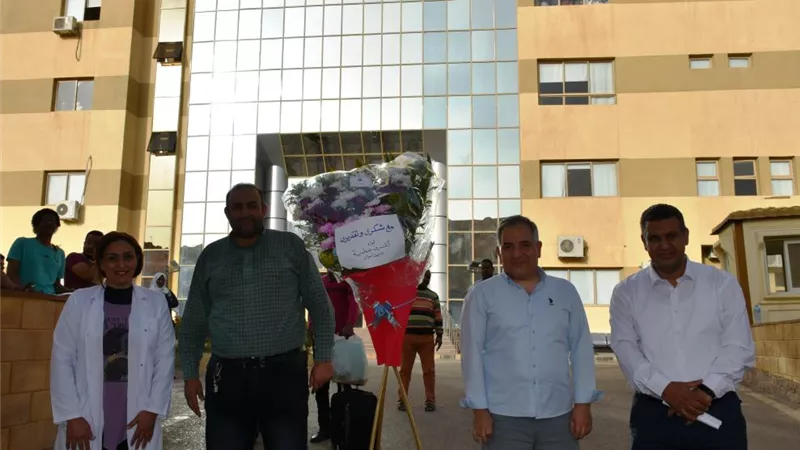 إهداء الأطقم الطبية والمرضى بمستشفى العزل بالصداقة الجديدة باسوان هدايا وباقات ورود