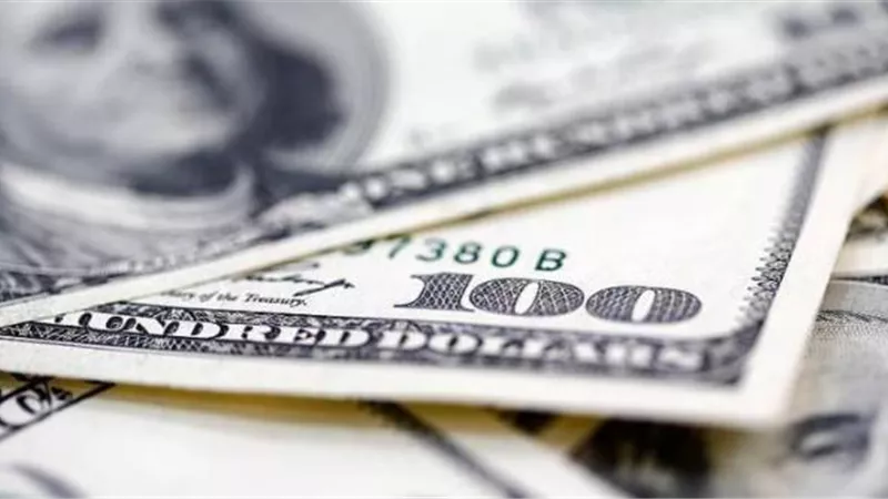 الدولار يصعد مع تأهب المستثمرين