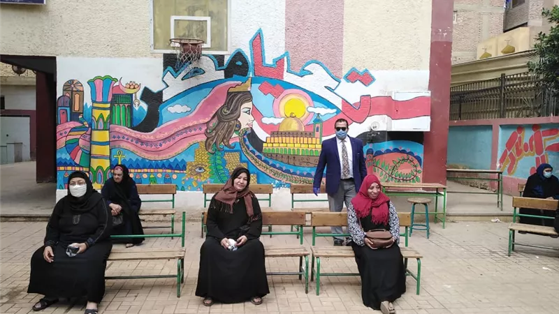خالد حجازي يتابع صرف المعاشات بتعليم الجيزة.. صور