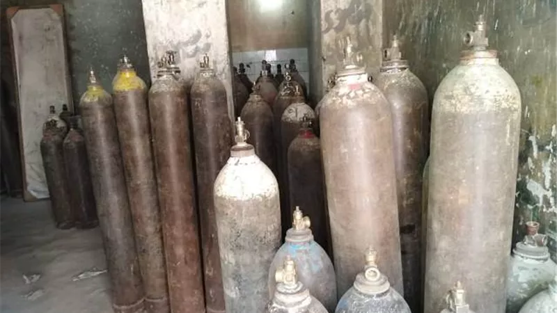 بالفيديو والصور .. ضبط اسطوانات اكسجين طبى مجهولة المصدر قبل توريدها للمستشفيات الحكومية