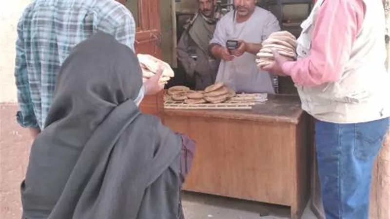 حملات لمراقبة الأسواق وتوفير المطهرات بتموين الأقصر.صور