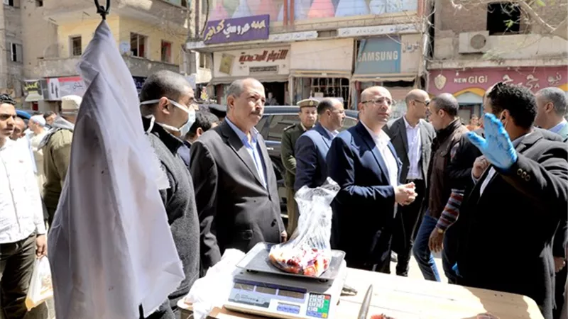 محافظ بني سويف:يتفقد منافذ مبادرة شباب الواسطى .