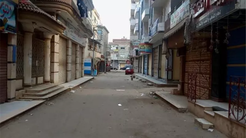 محافظ كفر الشيخ يشيد بإلتزام المحلات بقرار الحظر .صور
