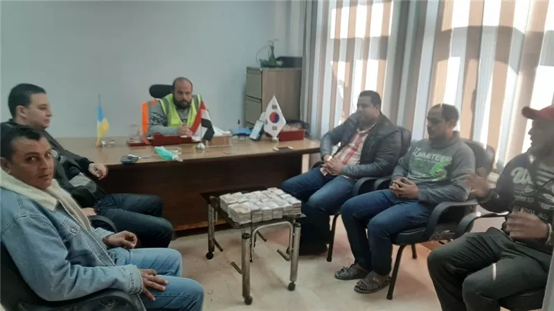 عمال نظافة الاسكندرية يبحثون عن صاحب كيس النقود