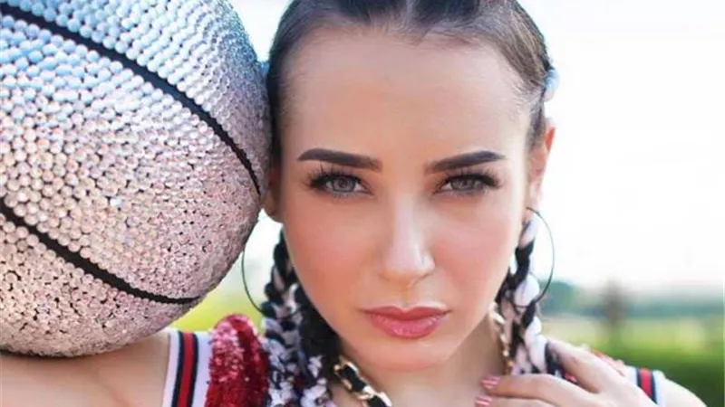 ساندي تنشر صورة لفتاة تراها فى أحلامها وتستنجد بالجمهور فى هذا الأمر