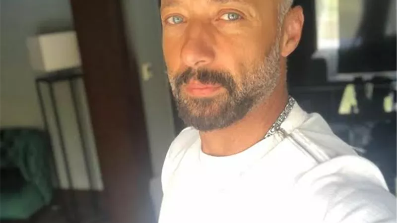 احمد فهمى يتحدى ملل الحجر المنزلى بفيديو طريف