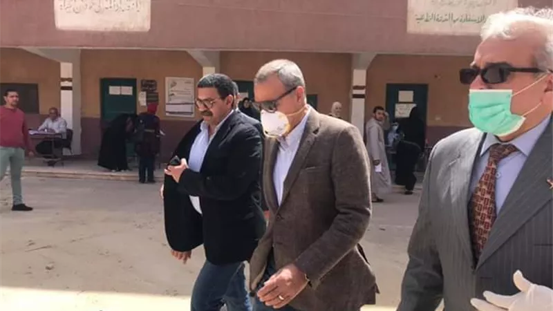الهجان وعجلان يشددان على منع التكدس عند تسليم شرائح التابلت بالقليوبية