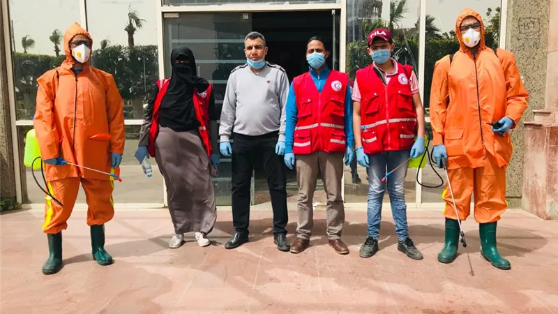 الهلال الاحمربالسويس يعقم مبنى قصر الثقافة و موقف السيارات