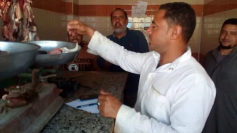 تحرير محاضر عدم إعلان لتجار الخضر والفاكهة والمخابز بالوادى الجديد