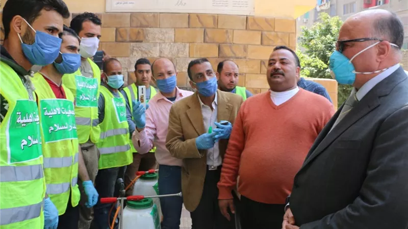 محافظ القاهرة فى جولة بالمدارس لتفقد عملية صرف المعاشات للمستحقين