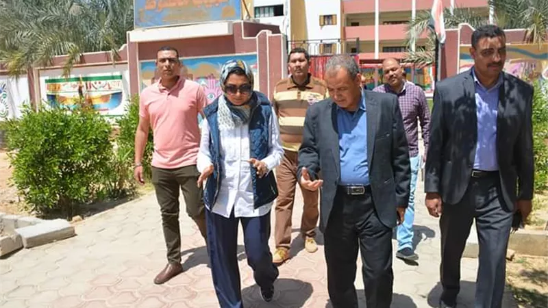 نائب محافظ الوادي الجديد تشهد توزيع شرائح الإنترنت علي طلاب الثانوية العامة
