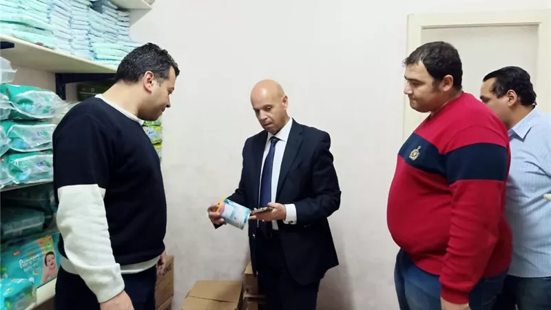 شوقي يقود حملة مكبرة علي المنشآت الدوائية برفقة مباحث التموين