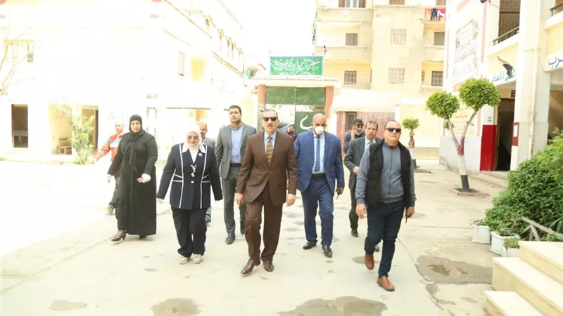محافظ كفرالشيخ يتفقد عدداً من المدارس ومكتب التأمينات الإجتماعية بالعاصمة