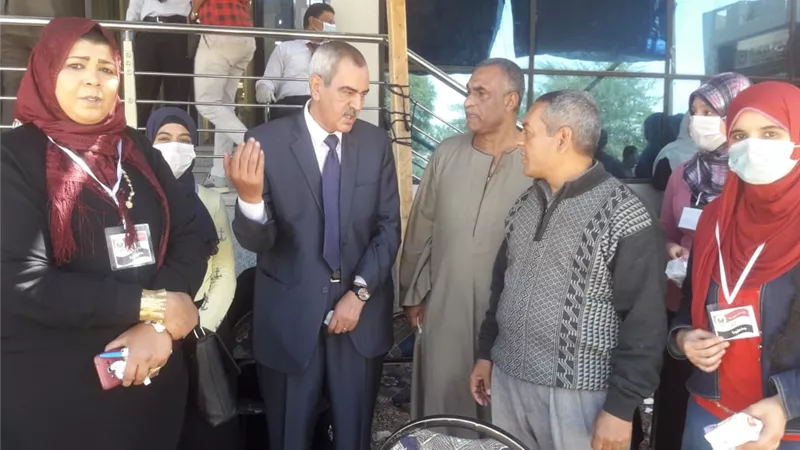 وكيل وزارة التضامن الاجتماعى بقنا يتابع إجراءات صرف المعاشات بنقادة