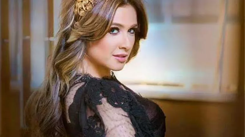 ياسمين عبد العزيز تثير الجدل حول صورة برفقة فتاة