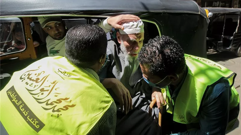 مكاتب أبو العينين تشارك فى تنظيم صرف المعاشات بالجيزة لليوم الثانى