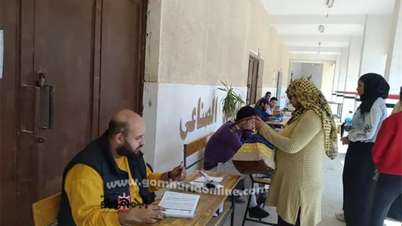 مدارس الجيزة تستقبل طلاب الصف الأول الثانوى اليوم لتوزيع شرائح التابلت.. صور
