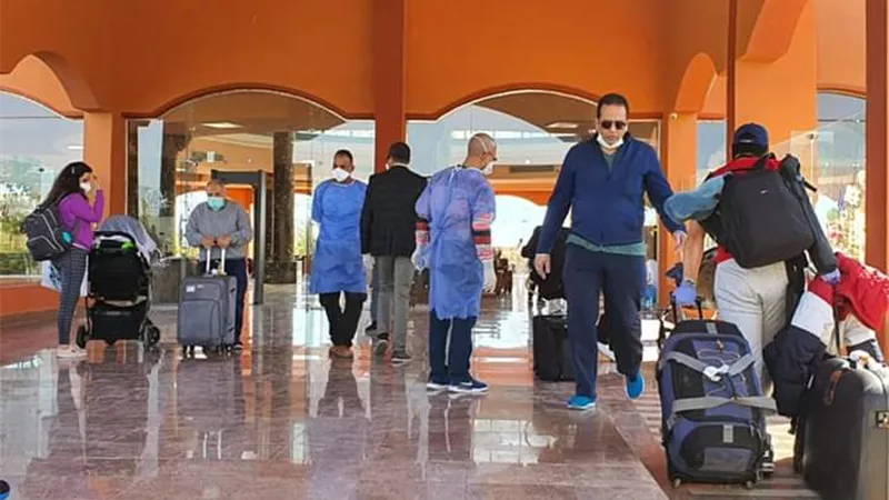مرسى علم تستقبل 306 مصريا عائدا من امريكا