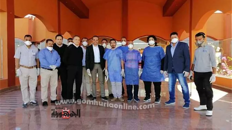 بالصور .. وصول المصريين العائدين من واشنطن إلى مطار مرسى علم وإقامتهم فى حجر صحي بأحد الفنادق السياحية