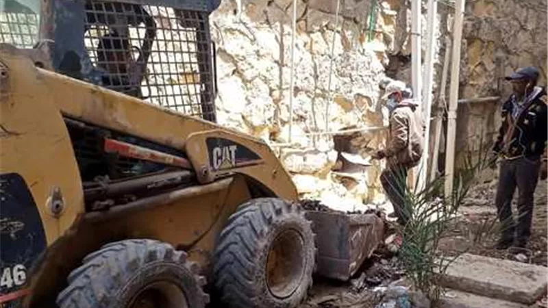 حملة نظافة وتطهير ترفع 85 طن قمامة في القنطرة غرب .صور