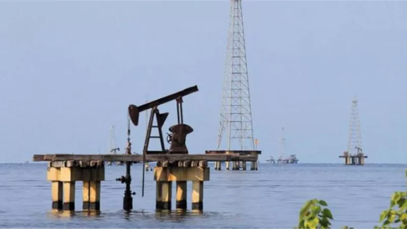 النفط الفنزويلي يهبط إلى 13.74 دولار للبرميل