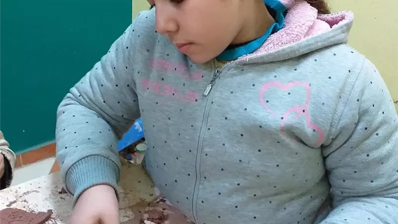 أصغر مدربة بالشرقية تنفذ ورشة عمل لتنفيذ فانوس رمضان بالفخار
