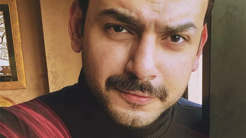 أحمد عزت يقابل عمر في القمر اخر الدنيا