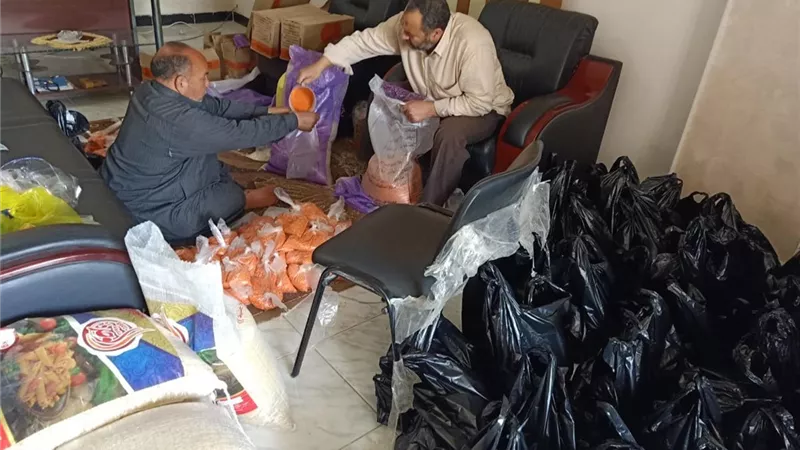 لحوم طازجة ومواد غذائية للعمالة الغير منتظمة بالعبور..صور