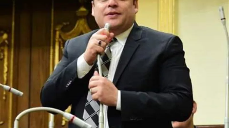 العمده يساهم ب 300 الف جنية لكفالة الأسر المتضرره بسمسطا