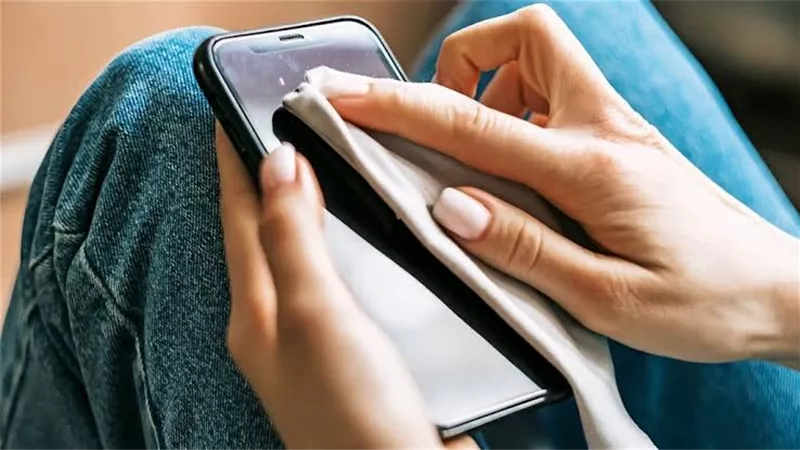 رامى رضوان يكشف على الهواء كيفية تعقيم هاتفك الذكي للوقاية من كورونا