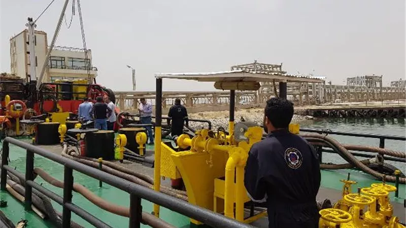هيئة موانئ البحر الاحمر نجحت فى التخلص الآمن من ٢١٠٠ طن مخلفات بترولية بغاطس ميناء السويس