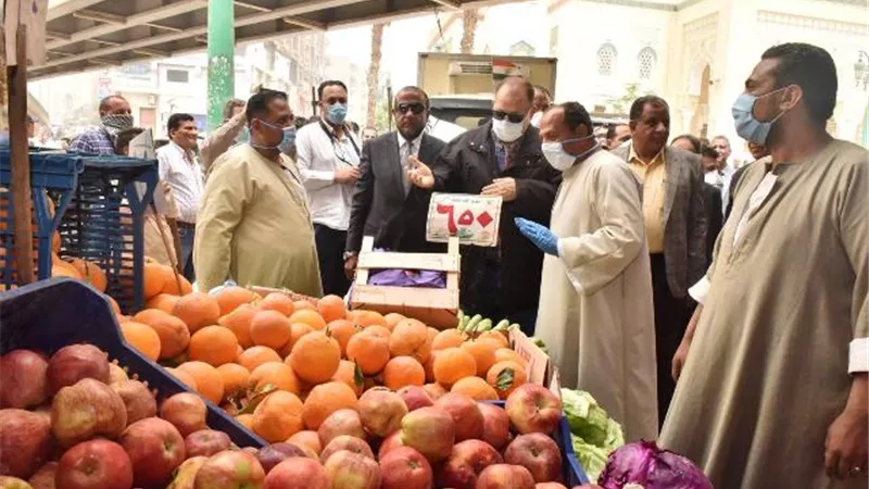 محافظ أسيوط يفتتح معارض الغرفة التجارية لبيع الخضار والسلع بأسعار مخفضة.. بالصور